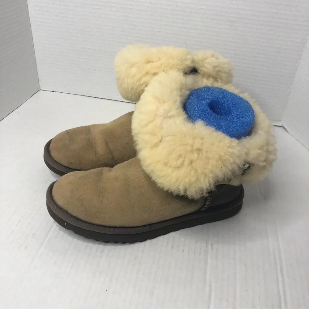 UGG AUSTRALIA Boots Size 5 Beige Bailey Button 5838 Womens Pull On Winter